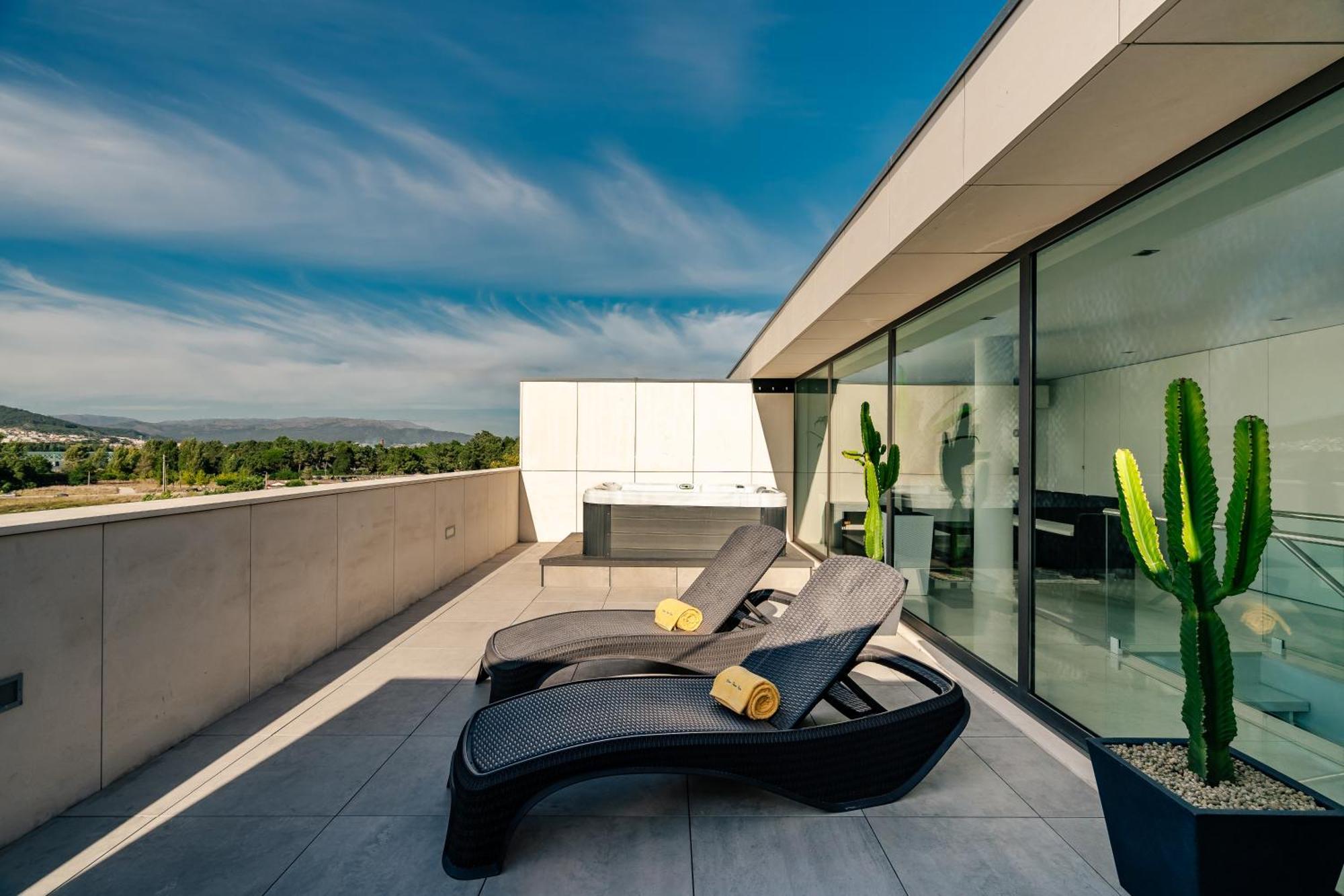 River Town View - Luxury Apartment With Jacuzzi On Terrace Виана-ду-Каштелу Экстерьер фото