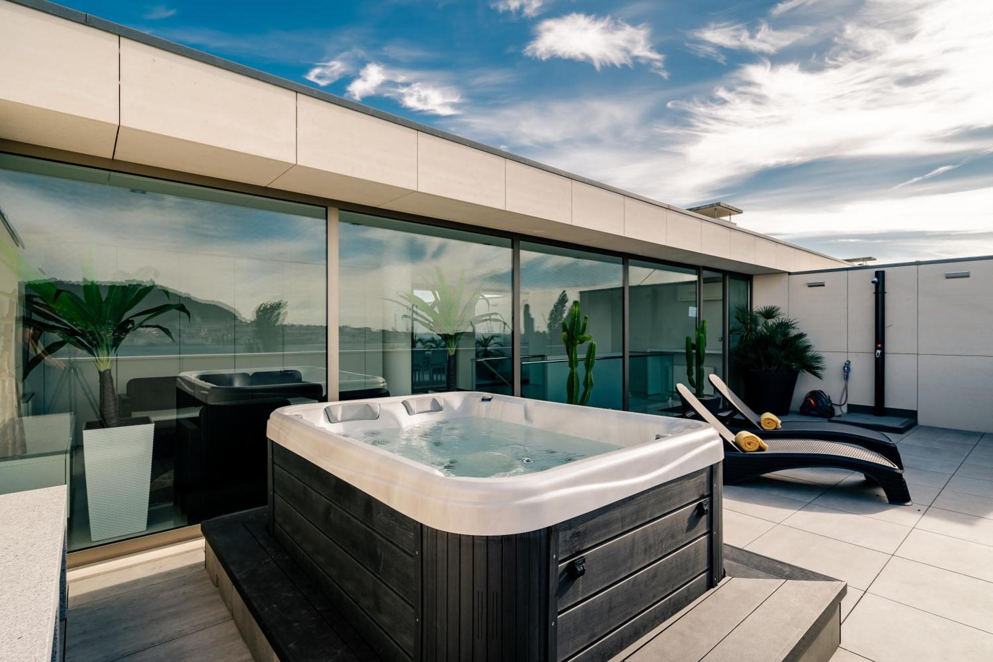 River Town View - Luxury Apartment With Jacuzzi On Terrace Виана-ду-Каштелу Экстерьер фото